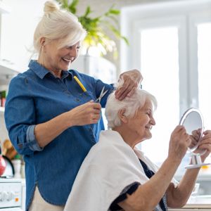 kapper aan huis knipt het haar van mevrouw kapper aan huis knipt het haar van mevrouw