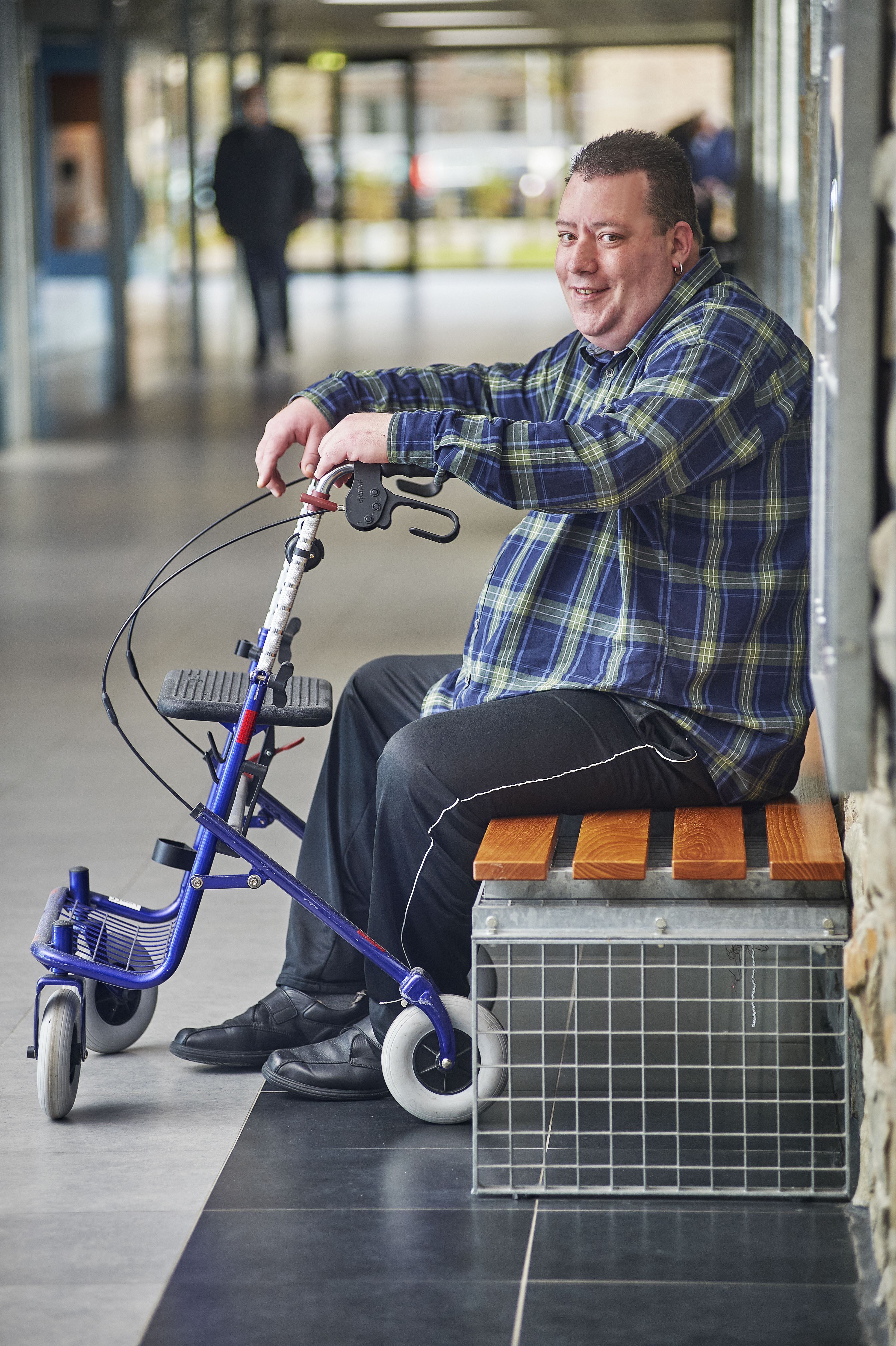 man op bankje met rollator Martin Groen